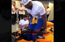 Koszykarz w bolidzie Fernando Alonso