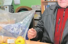 Dostał z siedziby Pomocy Społecznej trzy jabłka i kilogram ziemniaków