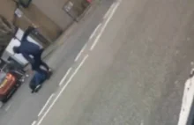 Szokujące video: Bandyta bez opamiętania dźga nożem nastolatka na ulicy w...