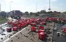 Kilka tysięcy butelek piwa wypadło z ciężarówki na rondzie w Prudniku.