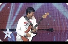 Oburęczny gitarzysta z Indonezji