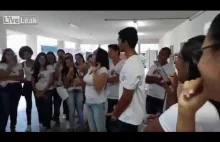 Brazylijska nauczycielka pokazuje uczniom jak założyć prezerwatywe ustami.