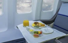 Dlaczego jedzenie w samolocie smakuje inaczej?