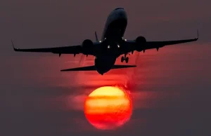 Ryanair na tle słońca
