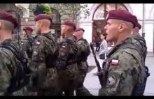 Żołnierze Wojska Polskiego śpiewają "Przybyli ułani"
