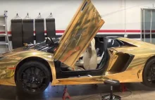 Proces oklejania Lamborghini Aventadora na złoty kolor