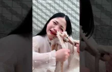 I cyk dwójeczka... ośmiornica "zjada laskę"