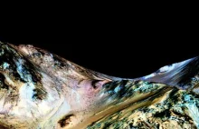 Słona woda pływa latem po powierzchni Marsa