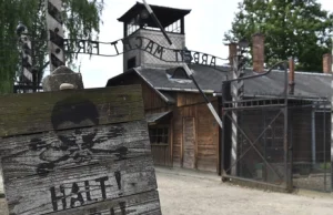 Skandal w Auschwitz. Rozebrali się do naga, rzucali petardy i krzyczeli.