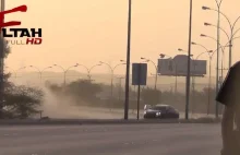 Saudyjski kierowca kontra latarnia