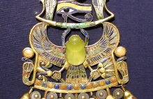 Pektorał Tutanchamona i tajemnicze szkło