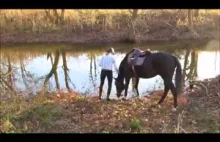 Koń który panicznie boi się rzeki, ale gdy się przełamie ...