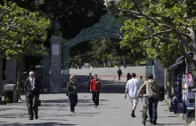 Kolorowi studenci w Berkeley uniemożliwiają białym uczestnictwo w zajęciach