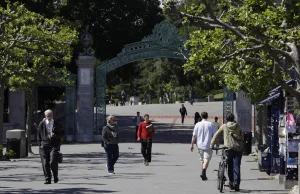 Kolorowi studenci w Berkeley uniemożliwiają białym uczestnictwo w zajęciach