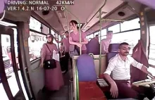 Dziewczyna wysiada z jadącego autobusu