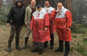 Jarosław Kaczyński w "patriotycznej pelerynie"