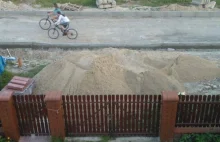 Wysypali mu piach przed domem, bo budują drogę