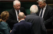 Jak w podstawówce. Prezes Kaczyński ma nową "metodę kontroli" swoich posłów