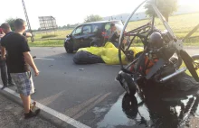 Paralotniarz zaczepił o linię energetyczną i spadł na auto