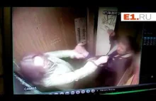 Jadł kiełbasę w windzie i nagle uderzył kobietę w twarz