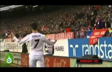 Cristiano Ronaldo i chłopak od podawania piłek.