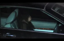 kobieta ucina sobie drzemkę na środku autostrady.