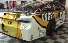 Samochód w barwach Dogecoin w zawodach NASCAR [ANG]