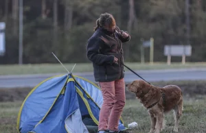 Rozbiła samochód i zostawiła na drodze. Noc spędziła w namiocie przy...