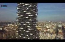 Przelot dronem nad "pionowym lasem" Bosco Verticale w Mediolanie.