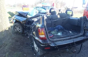 Tragiczny wypadek w Kotłowie. Jeep roztrzaskał się na drzewie. Jedna osoba...