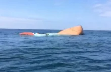 Kilka chwil i statek zniknął pod wodą (wideo)