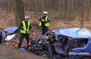 Wypadek w Katowicach. Zderzenie golfa z seicento, zginęły dwie osoby...