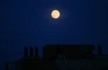 Dziś w nocy niebieska pełnia Księżyca. A potem spadające gwiazdy