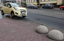 Nietypowe parkowanie w Szczecinie. Ucierpiał samochód i... duma kierowcy