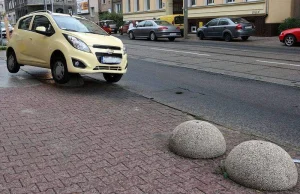 Nietypowe parkowanie w Szczecinie. Ucierpiał samochód i... duma kierowcy