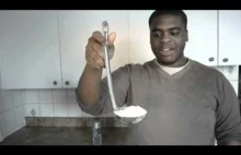 Duży Afroamerykanin kontra chochla mąki.