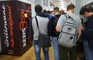 Studenci Politechniki Warszawskiej stworzyli automat do kebabów.