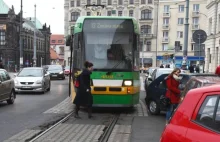 Auto blokowało tramwaj. Samochód przenieśli studenci