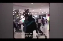 Arab uderza dziecko wózkiem