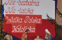 Szopka z hasłem: "Nie- bezbożna, nie- laicka, wielka polska katolicka"