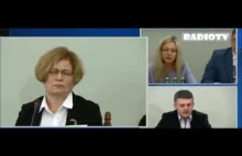 Śpiąca Barbara Kijanko SYMULUJE przed komisją śledczą?!