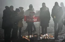 Skandal na uroczystościach w Oświęcimiu! Kazano schować polską flagę.
