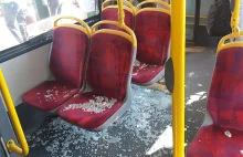 Gwałtowne hamowanie autobusu. Rozbita szyba zasypała pasażerów