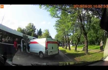 Ucieczka sprawczyni, która wjechała samochodem Poczty Polskiej w autobus MPK.