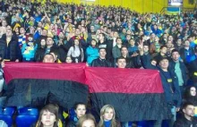 Flagi OUN UPA na meczu polskiej reprezentacji w Charkowie