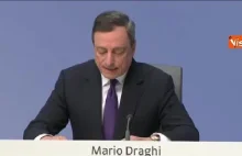 Draghi terrorizzato dalla manifestante che salta sul tavolo e lancia dei...
