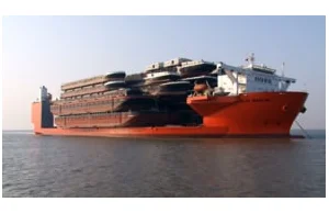 Załadunek największego półzanurzalnego statku transportowego MV Blue Marlin.