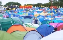 Dziesiątki tysięcy porzuconych namiotów. Organizatorzy festiwali mają kłopot.