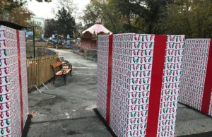 Betonowe bloki zapakowane jako prezenty czyli "zimowy" jarmark w Wiedniu