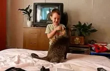 Niewinna zabawa dziecka z kotem...